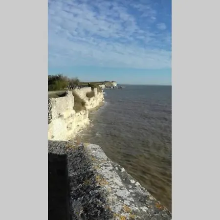 L Abricotier Nyaraló